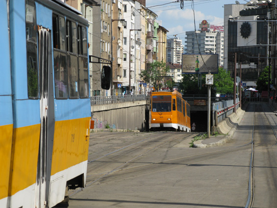 Pùvodní nátìr sofijských tramvají byl oranžový. Poblíž stanice metra NDK jižnì od centra vjíždí tramvaje do krátkého podzemního úseku vedeného pod stejnojmenným palácem kultury, velmi podobným tomu pražskému u stanice metra Vyšehrad.