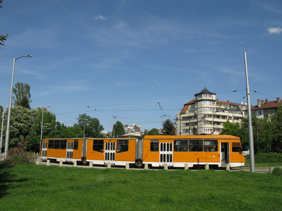 Tøíèlánková jednosmìrná bulharská tramvaj T8M vznikla modernizací z pùvodních dvouèlánkových vozù a dosazením støedního nízkopodlažního èlánku. Na tyto modernizace pak navázala výraznìjší rekonstrukce podobných tramvají ve spolupráci s èeským Inekonem.
