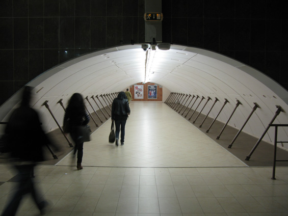 Od roku 2012 funguje také druhá linka metra - pøestupní chodba ve stanici Serdika v centru mìsta je øešena tímto stísnìným tunelem. Sofijské metro se postupnì rozvíjí od roku 1998 a nyní se staví nové stanice na východì mìsta.