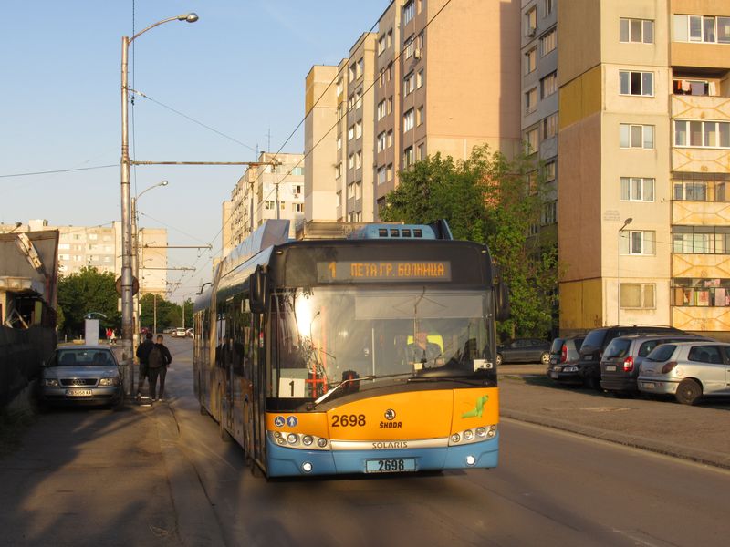 Jeden z nejnovìjších trolejbusù z 50kusové dodávky z roku 2014. Trolejbusová linka 1 zaèíná na východì mìsta v sídlišti Levski. Tímto smìrem se z centra staví také tøetí linka metra.
