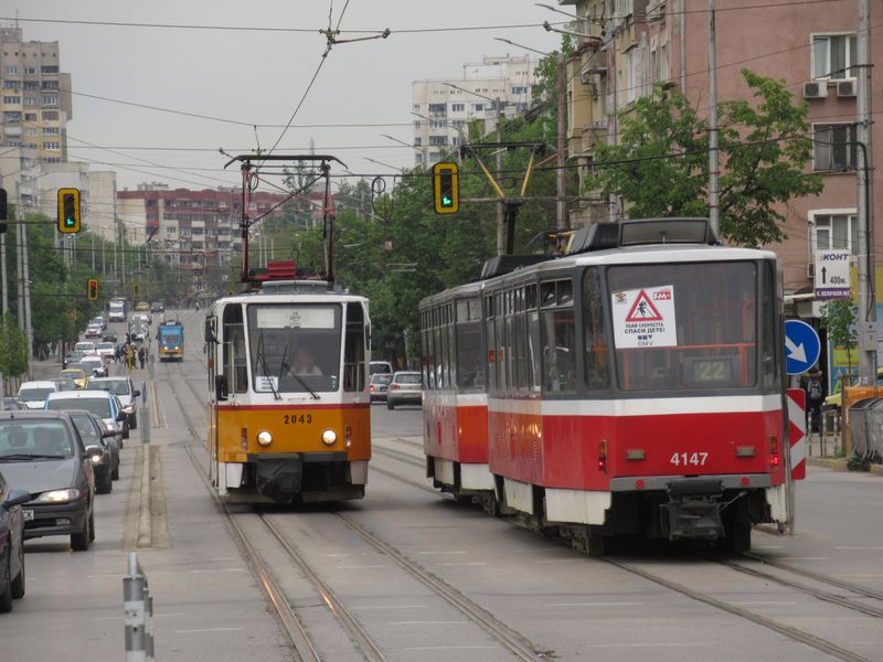 Setkání dvou tramvají vyrobených v Èesku – žlutá užší sem byla dodána jako nová v roce 2000 a èervená širší z roku 1995 pøed dodáním do Sofie jezdila 21 let v Praze. Jak už to tak bývá, v lepším stavu je ta starší, která pùvodnì jezdila mimo Sofii.