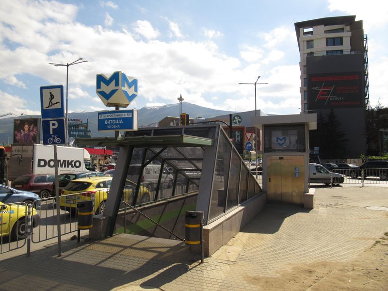 Typický vstup do stanice metra, zde nejnovìjší koneèná stanice Vitoša z roku 2016 na lince M2, v pozadí i se stejnojmennou horou.