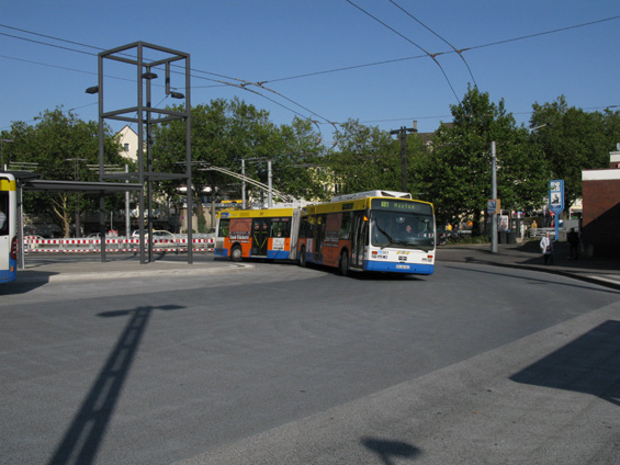 Terminál MHD u hlavního nádraží v Solingenu, do centra je to ještì asi 12 minut trolejbusem 681 nebo 682.