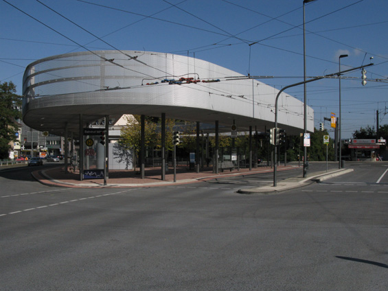 Malý pøestupní terminál Bahnhof Mitte je ukázkou snahy o co nejlepší navázání na železnici - koleje vedou hned pod zastávkami trolejbusù.