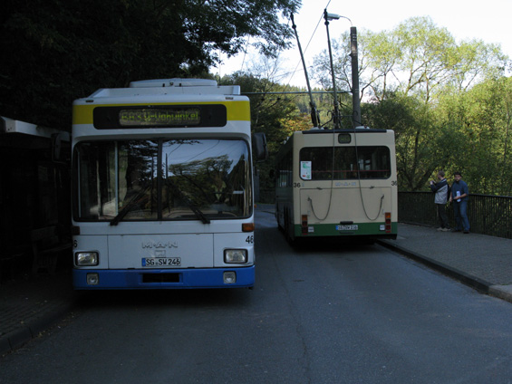 Setkání dvou trolejbusù na koneèné linky 683 Burg. Z dùvodu nedostatku místa je pro otáèení trolejbusù zbudována kuriózní toèna.