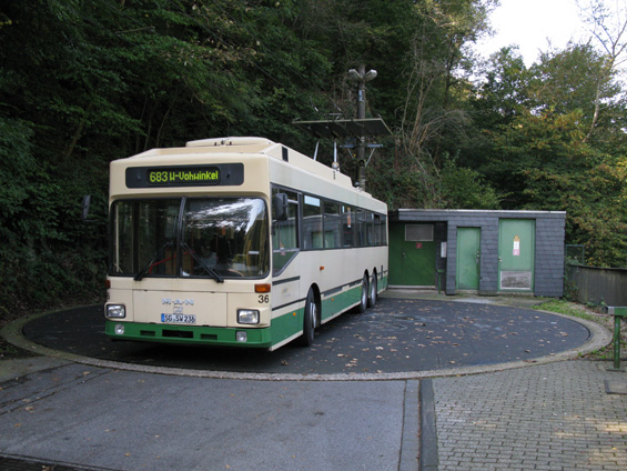 Trolejbus na koneèné linky 683 se právì podrobuje otáèení. Celý proces netrvá déle než 3 minuty.