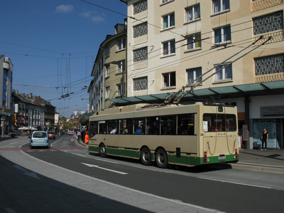 Pøes dvacet let starý tøíosý trolejbus MAN na lince 683 v pùvodním solingenském nátìru.
