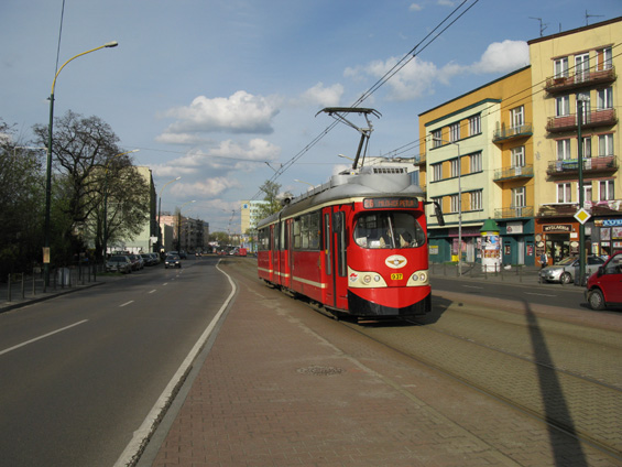 Pøed sosnowieckým nádražím jezdí èást tramvajových linek jednosmìrnì. Na lince 26 z Myslowic do Milowic èasto potkáte novì zakoupené ojetiny z Vídnì. Kvalita cestování se tak o nìco zvýšila.