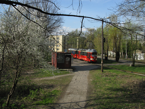 Pomìrnì velkou smyèku najdete také na koneèné linky 26 v Milowicích, kde stojí pár panelákù a menší zdìné sídlištì. Na trase mezi Milowicemi a Sosnowcem leží také velké nákupní centrum, které tramvaje trochu oživilo.