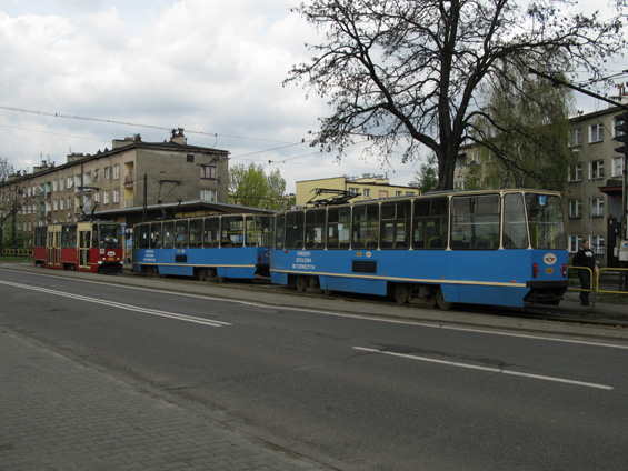 Cvièná jízda ve ètvrti Szopienice, kde se ve smìru od Katovic rozdvojuje tra� do Myslowic a do Sosnowce. Tramvaje pro výcvik jsou obleèeny v modrém nátìru.