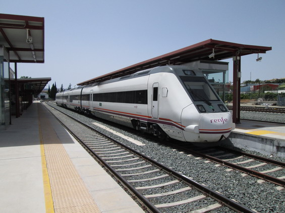 Ronda: Regionální motorový vlak na trati z mìsta Algeciras smìrem do Granady. Tra� vede na jih poblíž nejjižnìjšího cípu Evropy. Dennì tudy projedou pouze 3 páry osobních vlakù do Granady a jeden pár rychlíkù do Madridu. Zajíždí sem také vlak z Malagy.