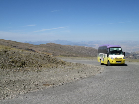 Sierra Nevada: Po nejvýše položené silnici v Evropì se k vrcholu Pico de Veleta (3394 m n. m.) šplhá mikrobus, který vozí návštìvníky od parkovištì pod vrchol, kam už se bìžnì autem nedostanete. Na kole však ano.