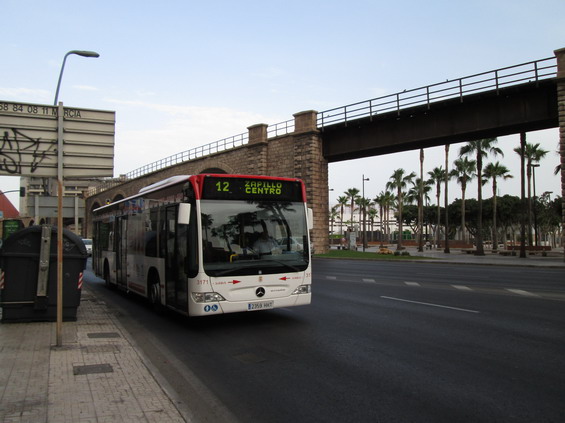 Almería: Autobusovou dopravu na území mìsta provozuje spoleènost Surbus, z mìsta vyjíždìjí také èetné dálkové autobusové linky, které nabízejí velmi slušný komfort a mimo jiné také umožòují pøepravu jízdních kol.