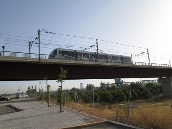 Sevilla: Metropole Andaluzie má pouze 1 linku lehkého metra - zbývající dvì linky jsou zatím jen na papíøe. Zde na okraji mìsta jezdí nad zemí a po viaduktu pøekonává øeku Guadalquivir.