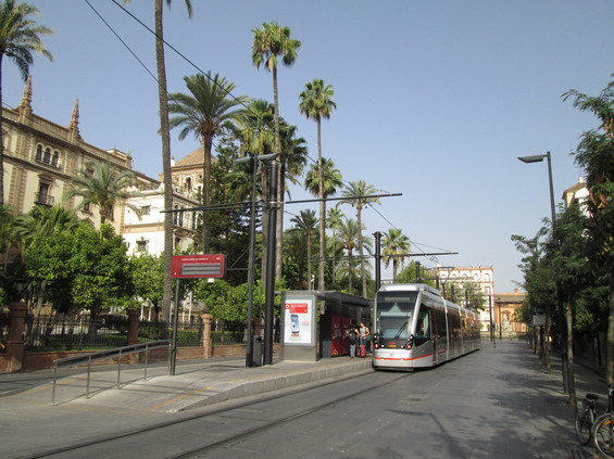 Sevilla: Pro povrchovou tramvajovou linku, jejíž délka je pouze 1,5 km, byly v roce 2011 poøízeny nové vozy od výrobce CAF. Do té doby zde jezdily stejné vozy jako na lince lehkého metra.