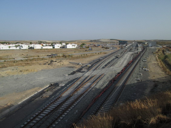 Lebrija: Železnice vedoucí ze Sevilly do Cádizu prochází modernizací a zrychlením, které znamená také pøeložení nìkterých klikatých úsekù. Zde na polopoušti u mìsteèka Lebrija právì probíhá pøeložení trati do nové polohy.