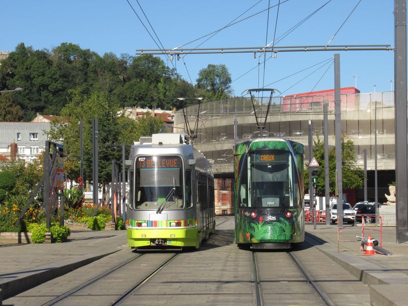 Setkání staré a nové tramvaje, která je obleèena v reklamním nátìru u hlavního nádraží Chateaucreux. V pozadí jsou patrové garáže, do kterých je schovaná tramvajová smyèka. Od listopadu 2019 tra� pokraèuje dál na sever s linkou T3.