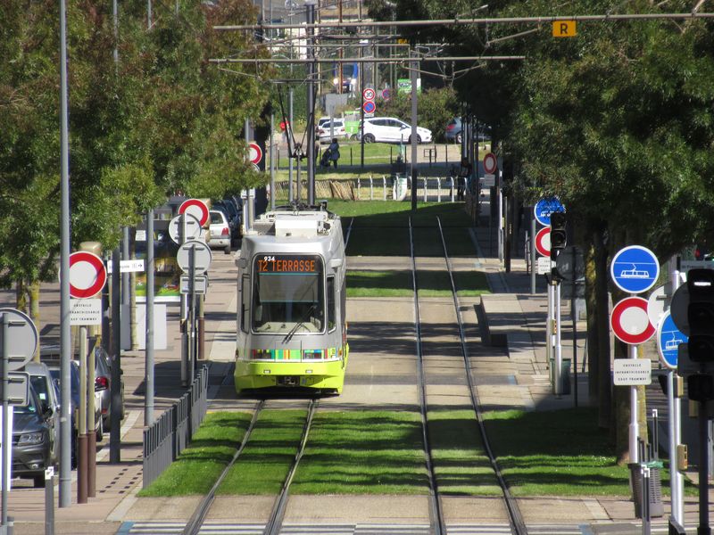 Vìtšina tratí mimo historické centrum je zatravnìna, nejinak je tomu na spojce mezi hlavním nádražím a centrem mìsta, kudy jezdí linky T2 a T3 (døíve linka 5). Tato tra� funguje od roku 2006.