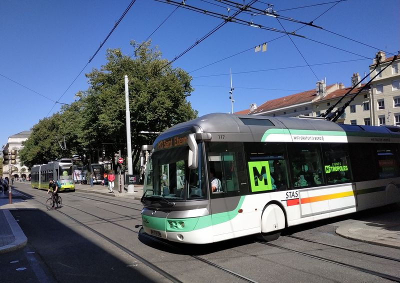 Køížení trolejbusové linky M3 v centru mìsta s tramvajovou tratí smìøující na sever k nemocniènímu areálu. Pùvodnì bylo trolejbusových linek v Saint-Étienne mnohem více, nakonec zbyla jen M3. Již brzy se ale obnoví linka 7 (nyní M7).
