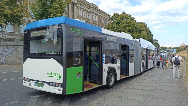 Nejnovìjšími vozy ve flotile dopravního podniku Štìtín jsou standardní i kloubové elektrobusy Solaris. V roce 2021 koupil 8 kloubových a 6 standardních vozù. Pro linky konèící na západní stranì hlavního nádraží je tu i dobíjecí stanice.