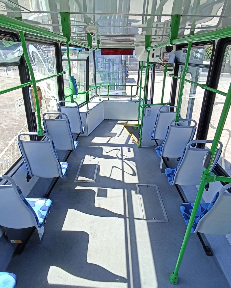Interiér modernizovaných tramvají Konstal 105N. Kromì odstranìní ètvrtých dveøí bylo ze zadních vozù odstranìno øidièské stanovištì. Tyto tramvaje prošly generálkou v letech 2015-6.