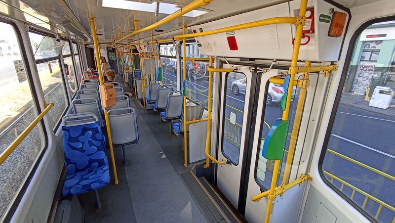 Èásteènì modernizovaný interiér dvouèlánkové tramvaje KT4D pùvodem z Berlína již ve štìtínských barvách.