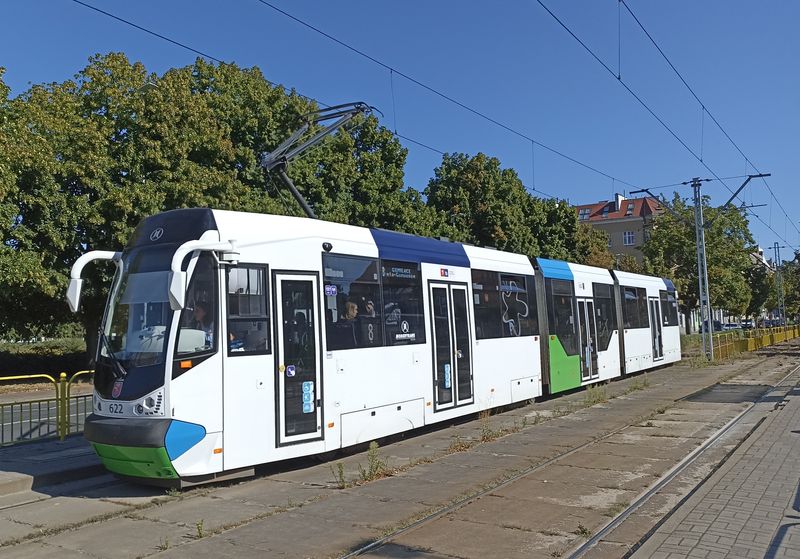 Nejnovìjšími tramvajemi ve Štìtínì jsou tyto obousmìrné Moderusy Beta již s bílými informaèními panely. Poøízeny byly v letech 2020-1 ve ètyøech exempláøích. Stejnì jako další zdejší vozy z poznaòské továrnì Modertrans mají i tyto vozy pùvod v Konstalech.
