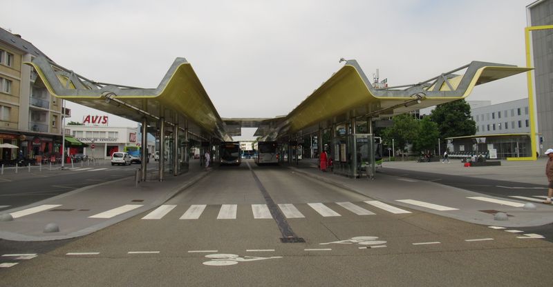Celkový pohled na autobusový terminál u vlakového nádraží, kde se potkává vìtšina autobusových linek místních i regionálních.