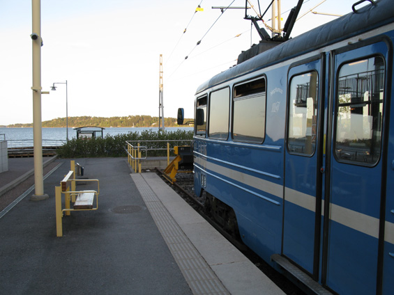 Druhá koneèná tramvajové linky L21 Gashaga Brygga leží pøímo na pobøeží. Tramvajová tra� je vìtšinou jednokolejná.