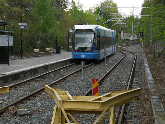 Linka L12 ("Nockebybanan") odjíždí z koneèné pøestupní stanice Alvik a míøí malebnou poloobydlenou krajinou do pøedmìstí Nockeby.