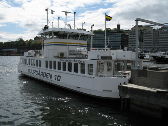 Jedna z mnoha lodních linek - tato míøí z centra k zábavnímu parku a zoologické zahradì. Stockholm a okolí je totiž obklopeno a protkáno vodou, èasto je tak loï nejrychlejším dopravním prostøedkem. Míra tarifní integrace vodní dopravy je však rùzná.