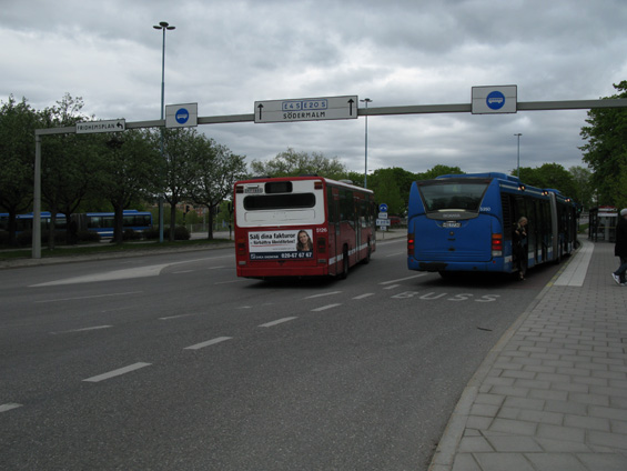 Míra preference autobusù je ve Stockholmu pomìrnì vysoká. Samostatné jízdní pruhy tu kombinují s dynamickým øízením semaforù a rùznými netradièními preferenèními pohyby na køižovatkách.