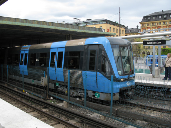 Vlaky metra vyjíždìjí na povrch i v centru mìsta - mezi stanicemi Gamla stan a Slussen se èervená a zelená linka metra dostává z jednoho mìstského ostrova na druhý po mostì.