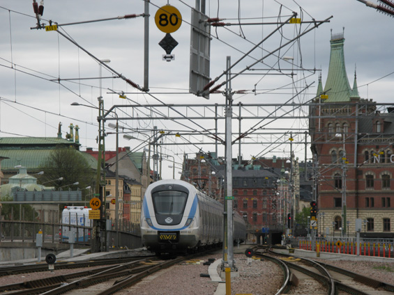 Pøímìstský vlak úctyhodné délky na trati protínající Stockholm od severu k jihu. Zatím tudy vlaky projíždìjí na povrchu.