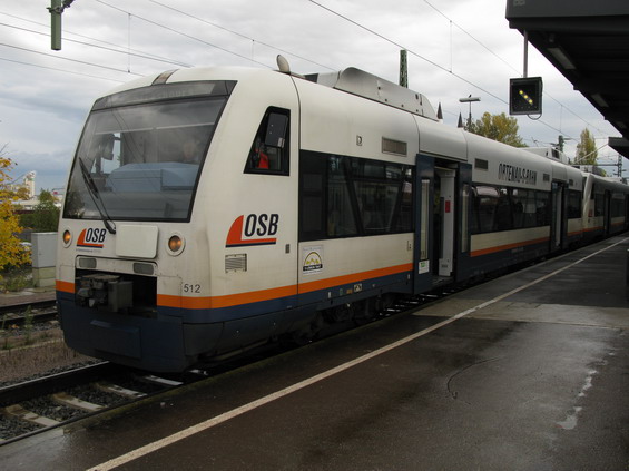 Motorový vlak, který je spojnicí mezi Štrasburkem a nìmeckou stranou - tato linka jezdí v krátkých intervalech (20-30 minut) k hlavní trati na nìmecké stranì vedoucí mezi Karlsruhe a Basilejí. Pøi cestì do Štrasburku se dá vystoupit buï ve stanici Kehl a dál pokraèovat èasto jezdícím autobusem 21 pøes Rýn do Štrasburku, nebo jet rovnou až na hlavní štrasburské nádraží.