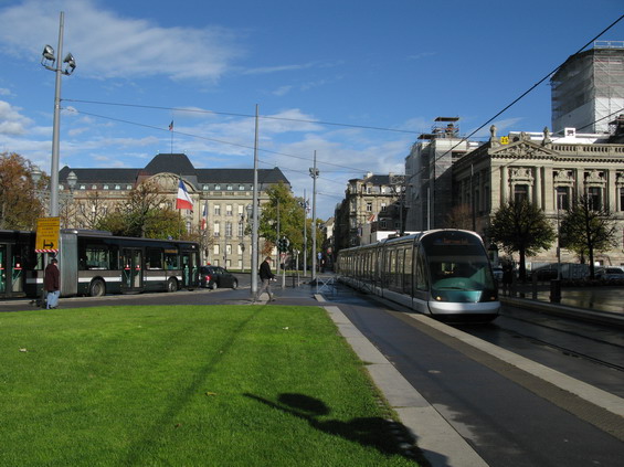 Daší pøestupní uzel - zastávka "République" je obklopená majestátními úøedními budovami a zelení. I samotná tramvajová tra� je pokryta travnatým kobercem.