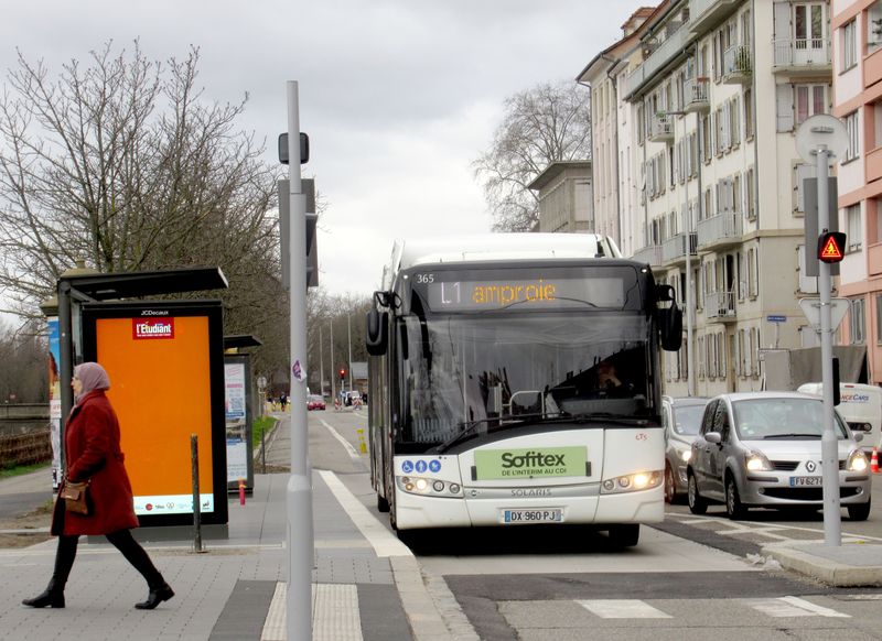 Starší kloubový Solaris z roku 2015 na nejdelší páteøní lince L1, která propojuje severovýchodní a jihozápadní pøedmìstí Štrasburku s mnoha možnostmi pøestupù na tramvaje. Zde v zastávce Étoile Bourse na jižním okraji centra, kde je také malé autobusové nádraží pro dálkové linky. Celkem jezdí ve Štrasburku 29 Solarisù, z toho 27 v kloubové verzi.