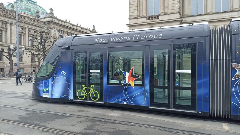 Nejnovìjší typ tramvají Alstom Citadis 403 je dlouhý 44 metrù a vozy nasazované na linku E kolem Evropského parlamentu vozí celovozový polep s rùznými evropskými motivy. Celkem bylo tìchto vozidel dodáno 39 v letech 2016-2022.