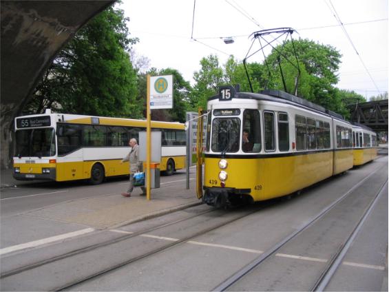 nic neobvyklého - autobus èeká na pøijíždìjící tramvaj, i když poèet pøestupujících je mininální