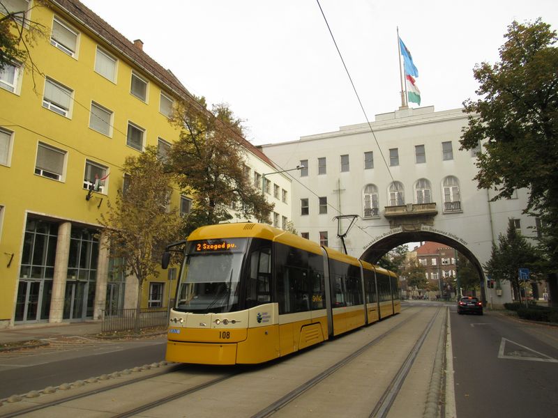 Pìtièlánkových tramvají Pesa bylo pro Szeged dodáno v roce 2012 celkem 9 a jezdí pouze na páteøní lince 2. Ta jezdí ve špièkovém intervalu 5-8 minut, o víkendech každých 10 minut.