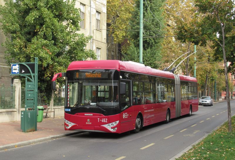Jeden ze 13 plnì nízkopodlažních trolejbusù Ikarus-Škoda na koneèné linek 8 a 10 Klinikák v centru mìsta. Trolejbusy byly dodány v letech 2013-2014 a mají také pomocný bateriový pohon. Financování zajistila Evropská unie. Nasazovány jsou na všechny linky s provozem kloubových vozù, tedy 8, 9, 10 a 19.