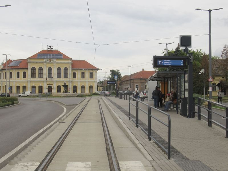 Další zastávka vlakotramvaje v centru mìsta Hódmezövásárhely (Kálvin János tér). Tramvaje tu jezdí na elektøinu se stejným napìtím jako v Szegedu. Jednokolejná tra� je vìtšinou chránìná pøed vlivy okolního provozu.