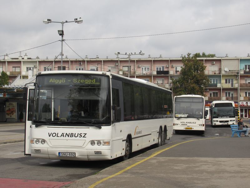 Na autobusovém nádraží v Szegedu lze potkat zajímavé autobusové kousky. Napøíklad toto kapacitní tøínápravové Volvo. Na lince do mìsteèka Algyö ležícím mimo jiné i na trase nové vlakotramvaje mezi Szegedem a Hódmezövásárhely.