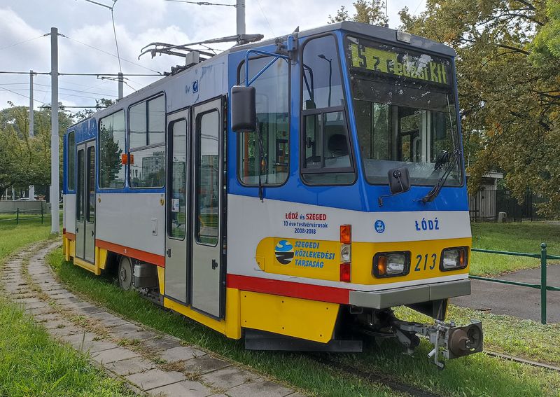 Pùvodnì postupimská tramvaj KT4D na sobì nosí znak pøátelství s polskou Lodží. Celkem tu tìchto tramvají jezdí 18, vìtšina byla odkoupena z Postupimi, èást z Cottbusu a jedna tramvaj z Gery. Tato tramvaj byla zachycena na smyèce Európa Liget jako záložní.