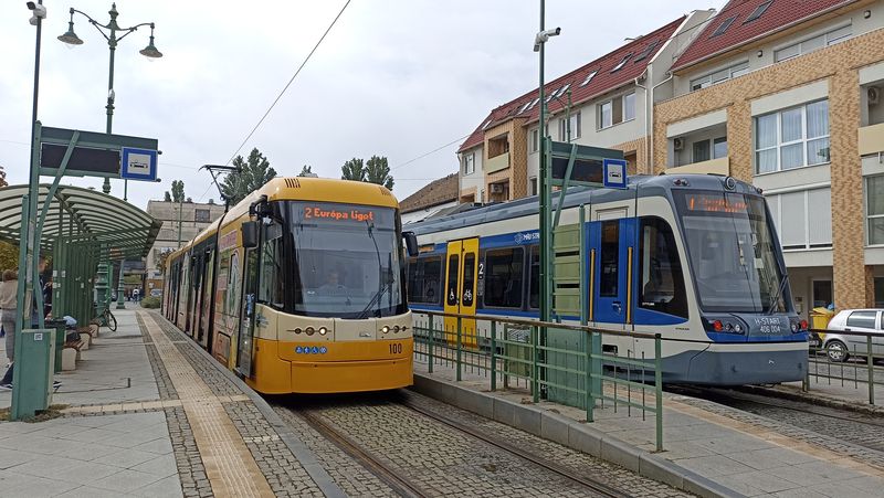 Pøed hlavním nádražím konèí novì s klasickou mìstskou tramvají i vlakotramvaj, která projíždí Szegedem, aby se pak napojila na železnici a v sousedním mìstì Hódmezövásárhely se opìt odpojila a projela centrem mìsta jako klasická tramvaj.