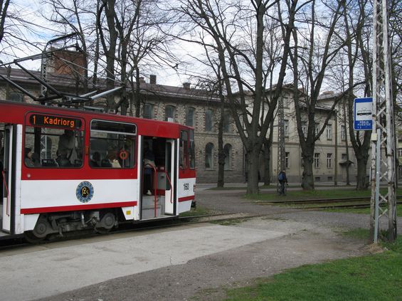 Tramvaje objíždìjí kopcovité historické jádro Tallinu ze severu po dosud nerekonstruované, pomìrnì køivolaké trati uprostøed zelenì. Tyto èervené tramvaje KT4D jsou souèástí nejnovìjší dodávky 26 ojetých vozù tohoto typu z nìmeckého Erfurtu, .