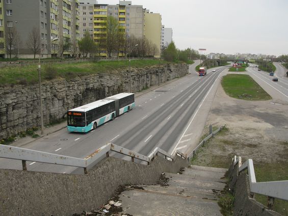 Nový kloubový MAN také využívá sídlištní autostrádu. K páteøním linkám 67 a 68 jezdí ještì mnoho dalších linek, mezi nimi také rychlíkové linky s pøíznakem E, provozované pouze ve špièkách. Ještì donedávna na nich byl odlišný tarif.