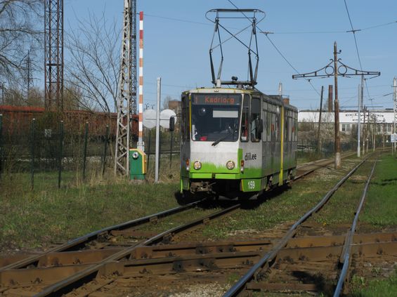 Zanedbaná, ale o to malebnìjší tramvajová tra� vede z centra Tallinu na západ do obratištì Kopli. Atmosféru dokresuje také toto køížení s železnièní vleèkou.