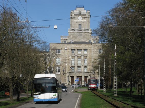 Od tramvajové vozovny v Kopli jezdí také trolejbusová linka 9 do sídliš� na jihozápadì mìsta. Jediná, která nejede do centra Tallinu. Tallin má k dispozici pro 8 linek cca 90 trolejbusù.