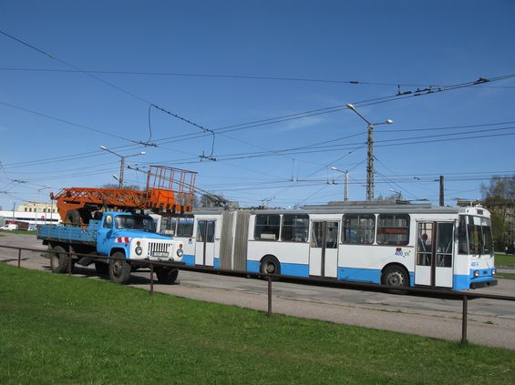 Jedna ze 25 kloubových škodovek na koneèné zastávce Mustamäe. Kloubové trolejbusy jezdí na linkách 1, 3 a 5. Od roku 2002 jsou dodávány nové nízkopodlažní Solarisy, dodnes jich z Polska dorazilo 25.